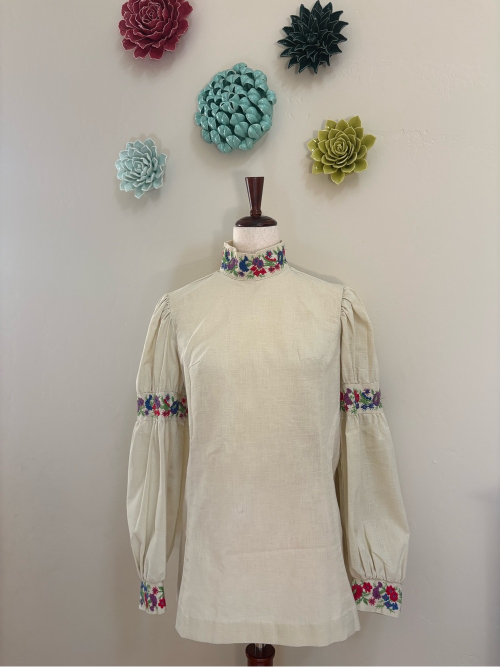 Vintage 1960s Juniorite Embroidered Cream Peasant Blouse with Floral Trim L